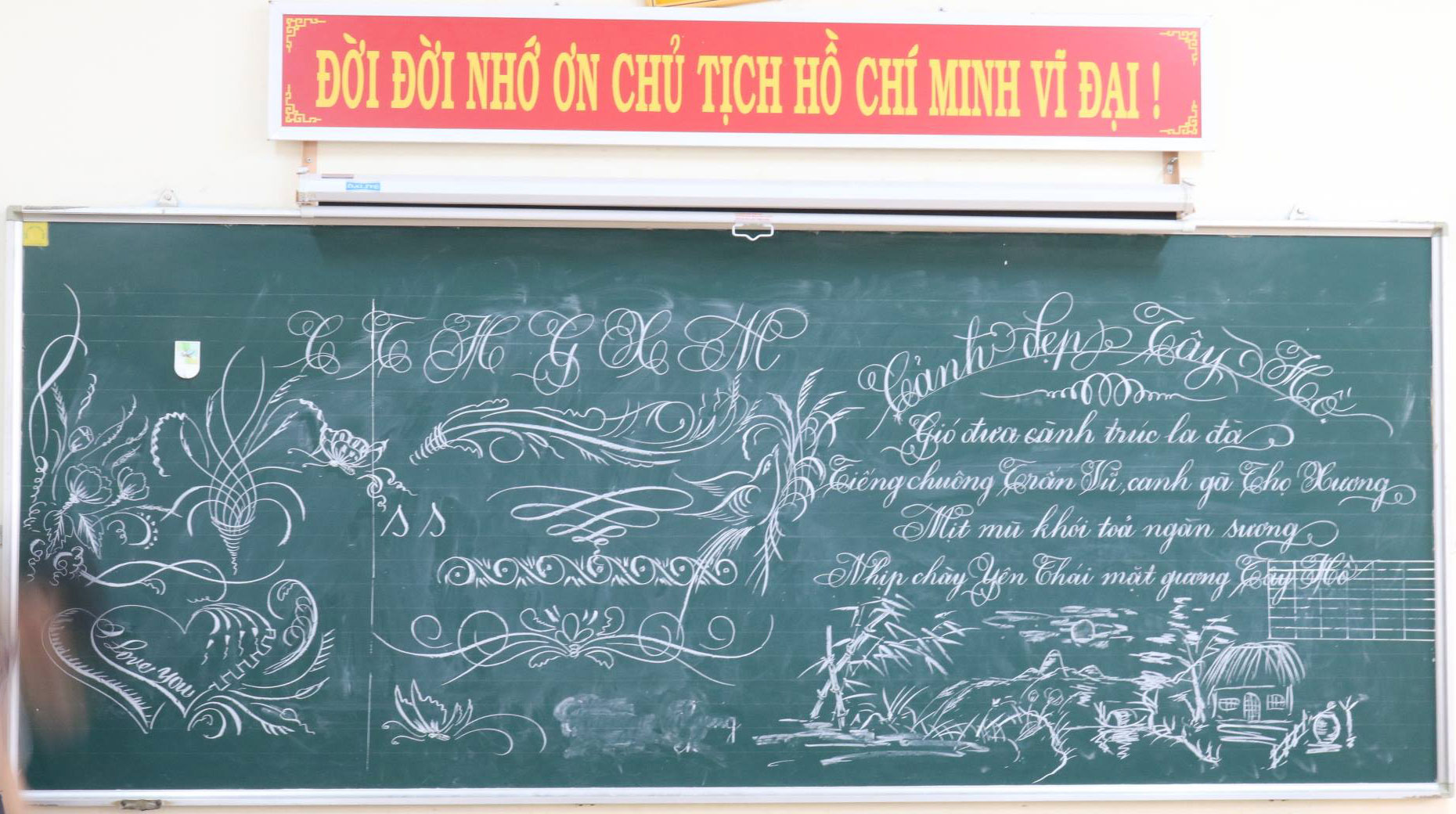 Thầy Ánh viết chữ đẹp trên bảng phấn