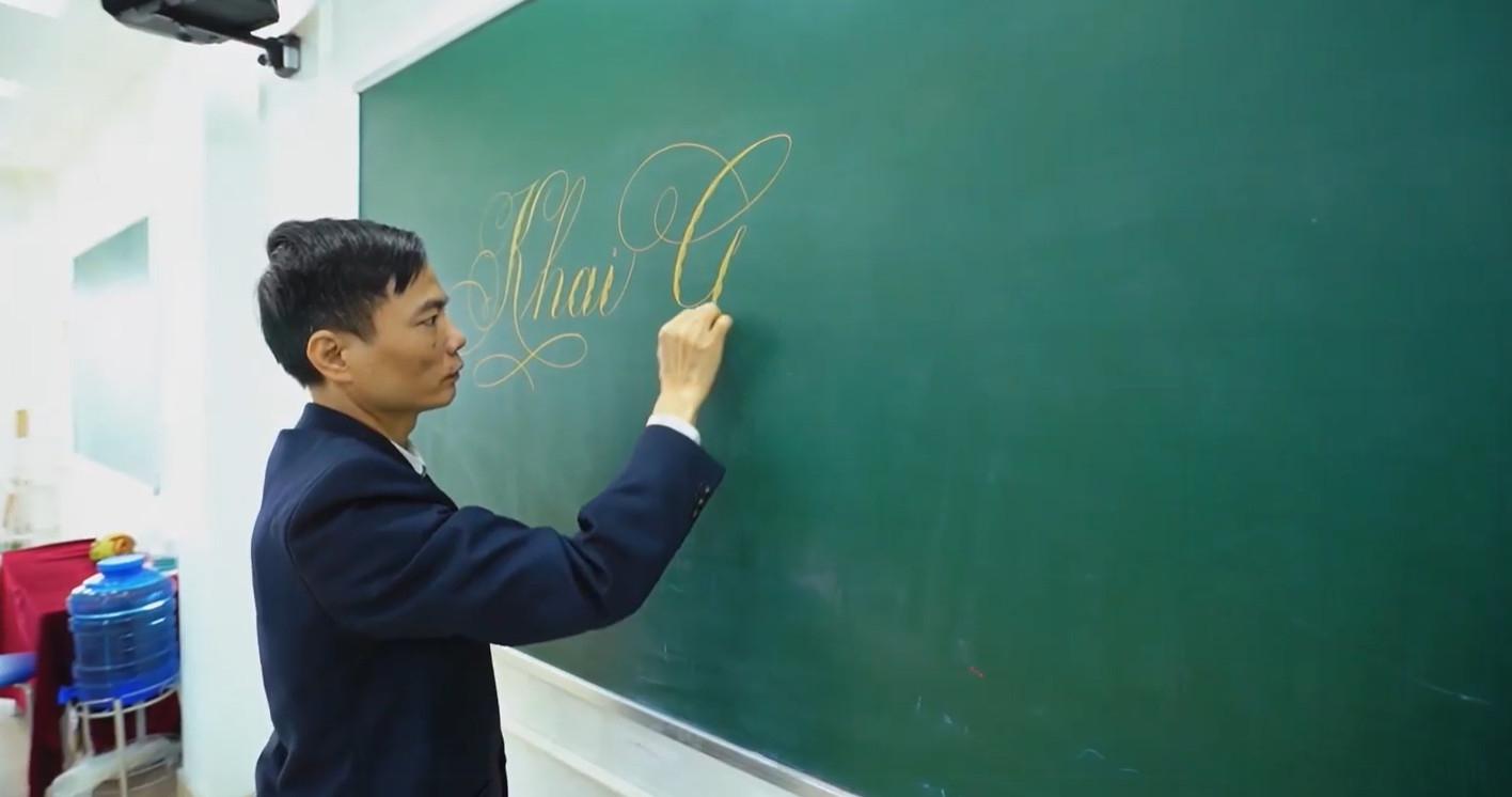 Thầy Ánh viết bảng khai giảng khoá học luyện chữ đẹp