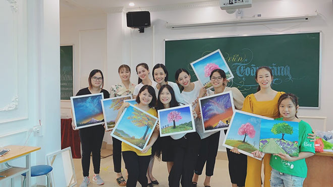 Cô giáo Tạ Thị Vân cùng các học trò