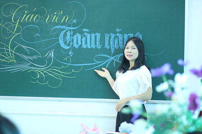 Cô Tạ Thị Vân viết chữ đẹp trên bục giảng