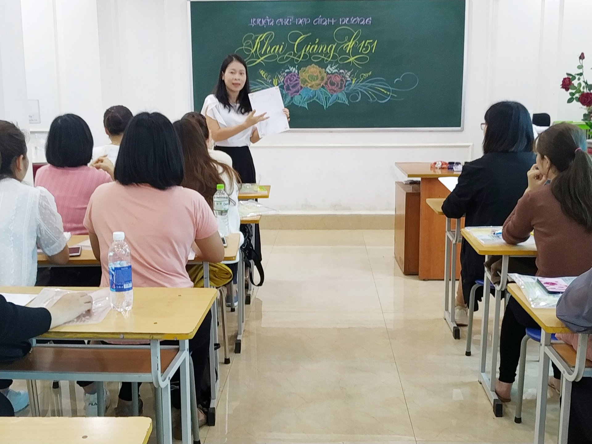 Cô Tạ Thị Vân khai giảng lớp luyện chữ đẹp